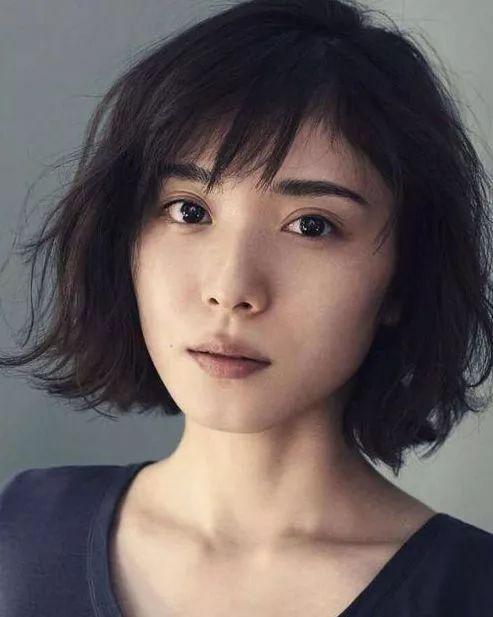 明星籈妮,璀璨星途，闪耀舞台的青春偶像